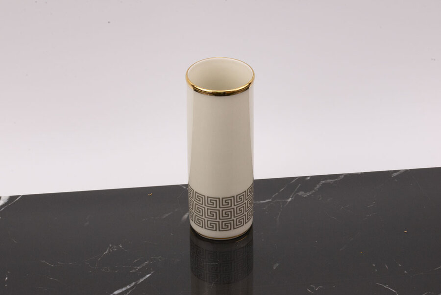 Petit vase en porcelaine Royal KM 