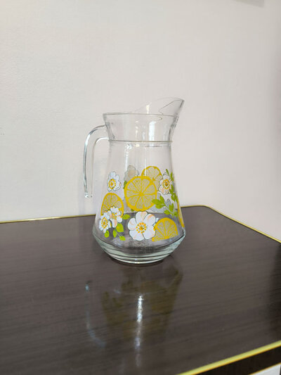 Carafe en verre citrons et fleurs blanches