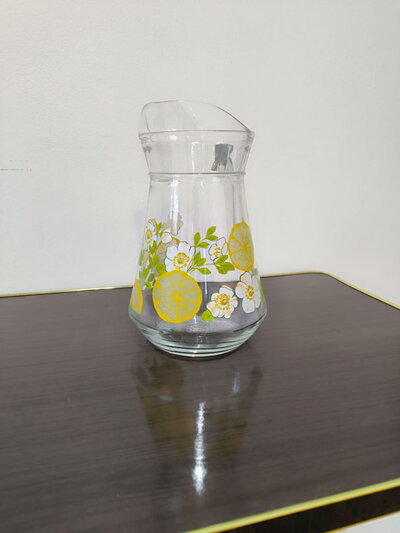 Carafe en verre citrons et fleurs blanches
