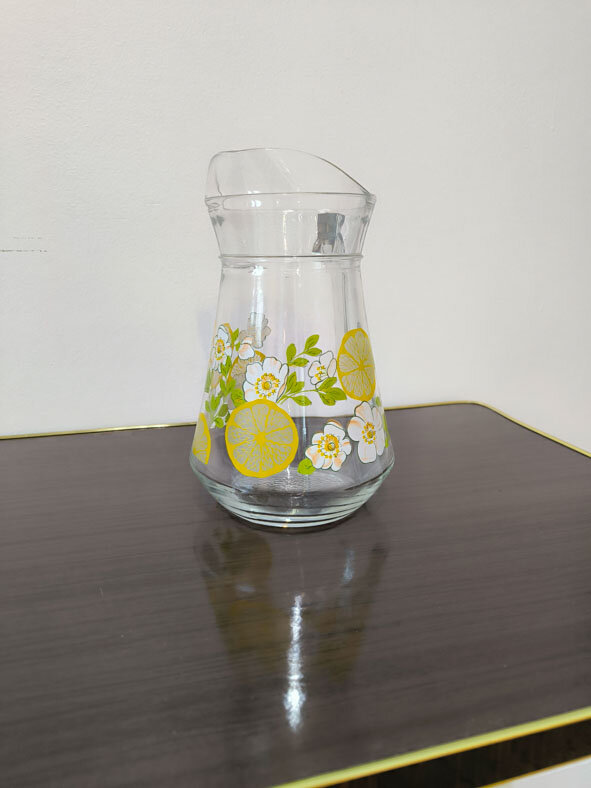 Carafe en verre citrons et fleurs blanches
