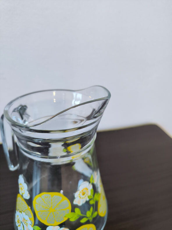 Carafe en verre citrons et fleurs blanches