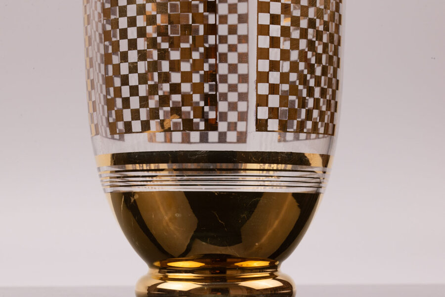 Vase vintage en verre à dessins géométriques dorés