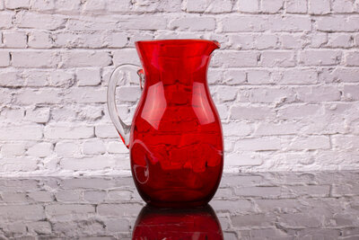 Carafe vintage en verre rouge