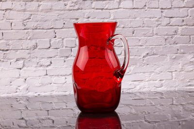 Carafe vintage en verre rouge