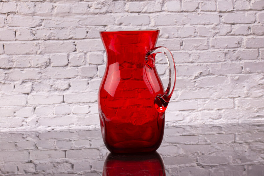 Carafe vintage en verre rouge