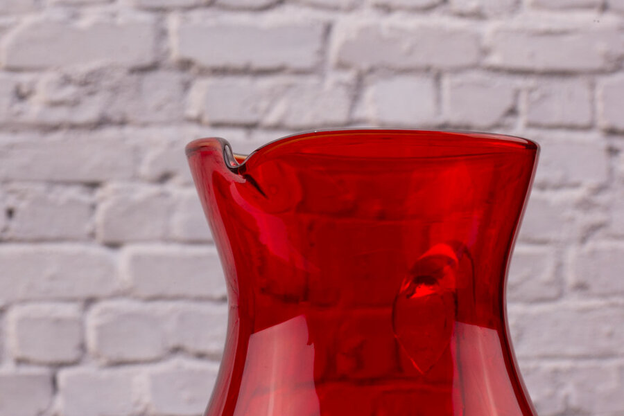Carafe vintage en verre rouge