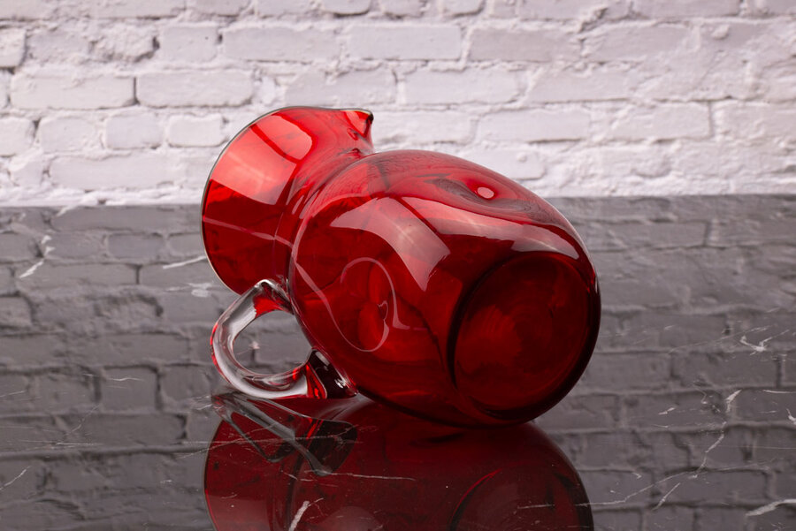 Carafe vintage en verre rouge