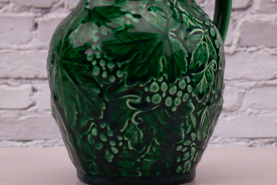 Pichet vintage Wedgwood en majolique anglaise vert