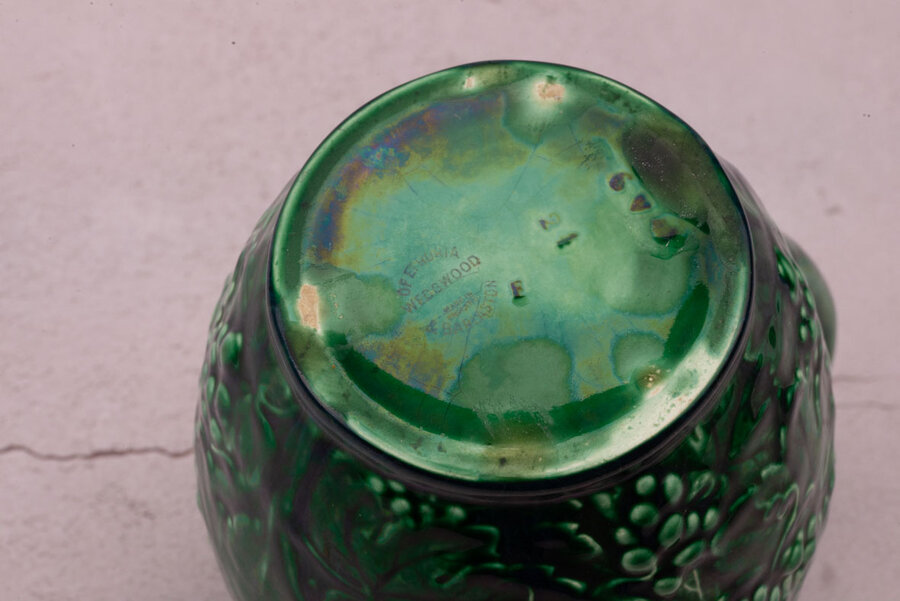 Pichet vintage Wedgwood en majolique anglaise vert