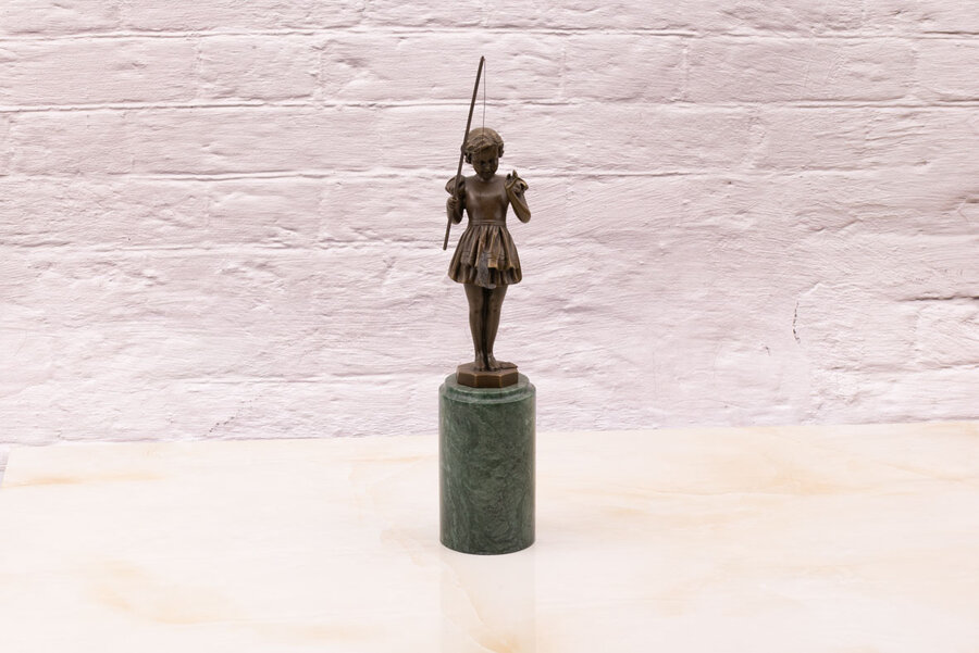 Sculpture en bronze Jeune Pêcheuse