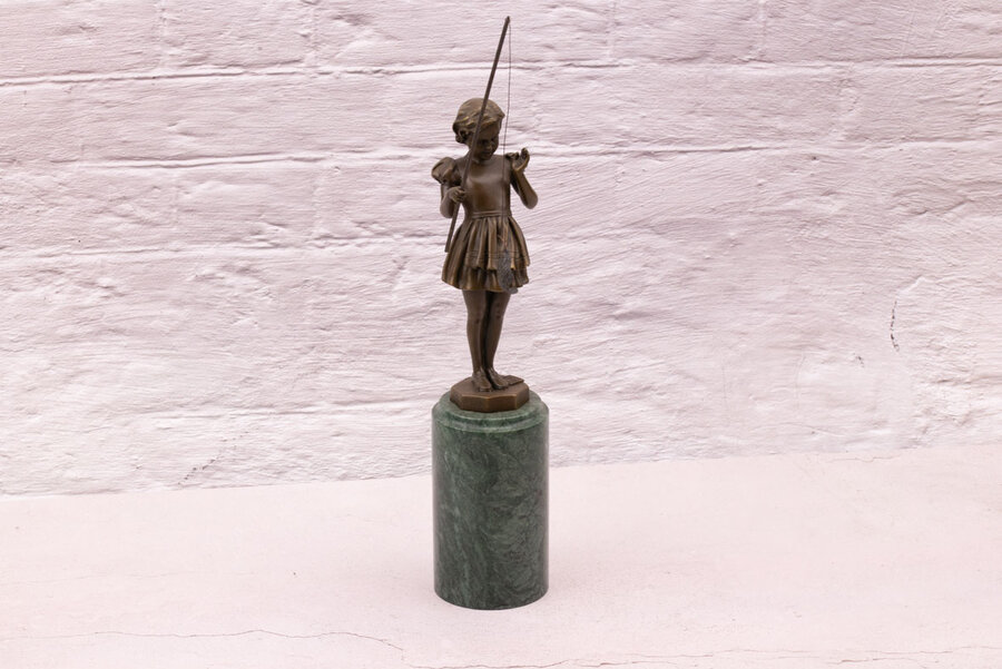 Sculpture en bronze Jeune Pêcheuse
