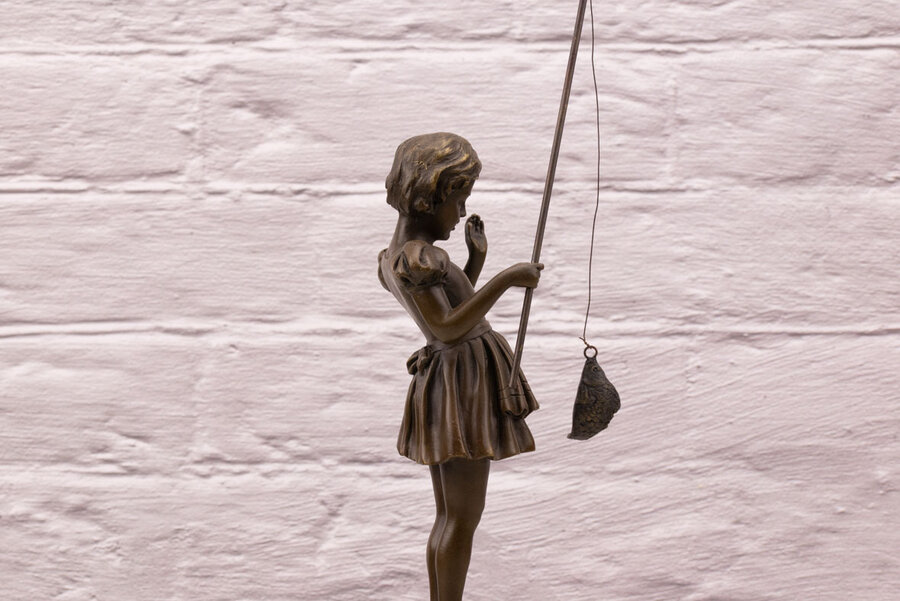 Sculpture en bronze Jeune Pêcheuse