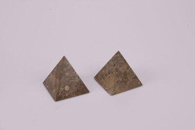  2 pyramides en pierre polie 