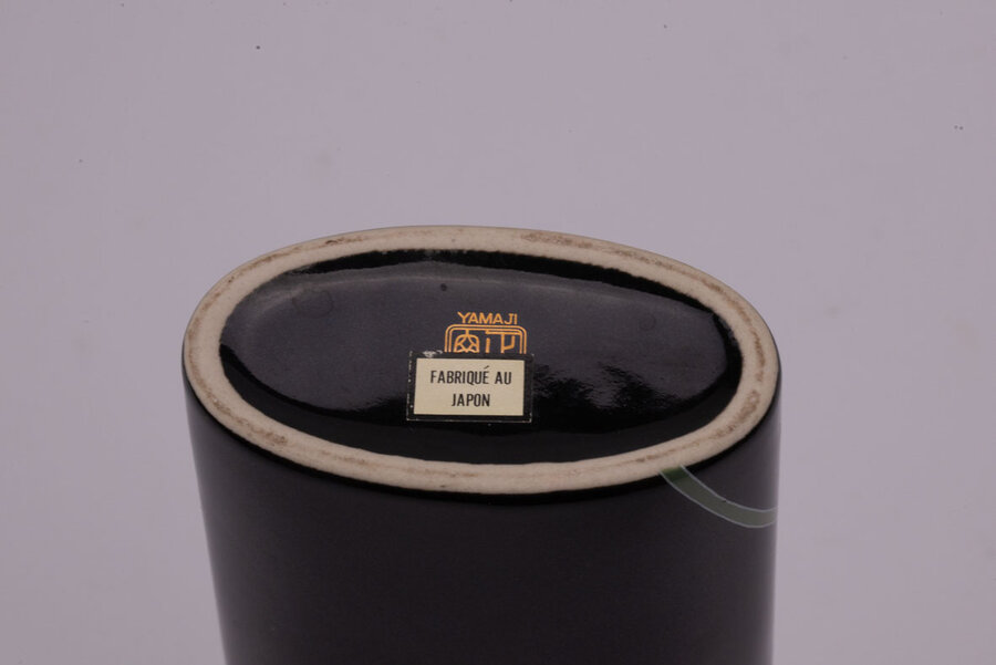 Vase en porcelaine noire peint à la main. Fabriqué au Japon par Yamaji