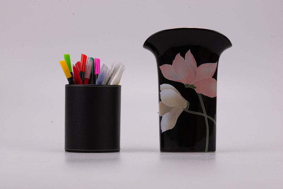 Vase en porcelaine noire peint à la main. Fabriqué au Japon par Yamaji