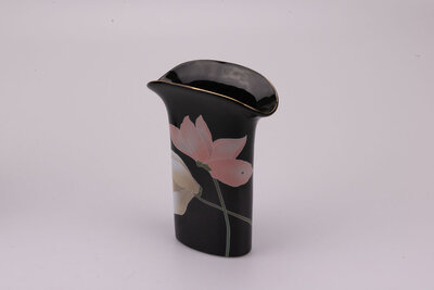 Vase en porcelaine noire peint à la main. Fabriqué au Japon par Yamaji