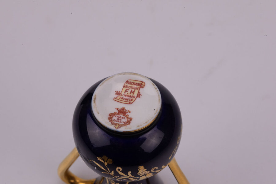 Petite amphore en porcelaine, garniture dorée et scène de cour. Porcelaine artistique de Limoges, label de qualité assurément.