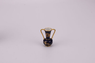 Petite amphore en porcelaine, garniture dorée et scène de cour. Porcelaine artistique de Limoges, label de qualité assurément.