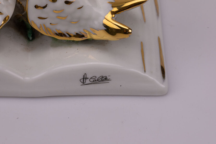 Couple de cygnes en porcelaine, fabriqué en Italie par la célèbre manufacture Capodimonte