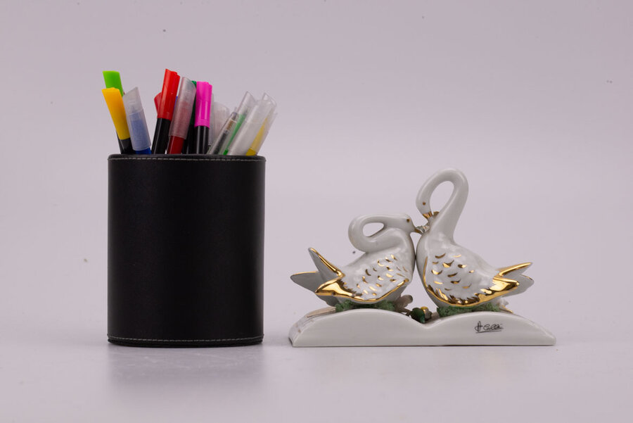 Couple de cygnes en porcelaine, fabriqué en Italie par la célèbre manufacture Capodimonte