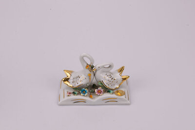 Couple de cygnes en porcelaine, fabriqué en Italie par la célèbre manufacture Capodimonte