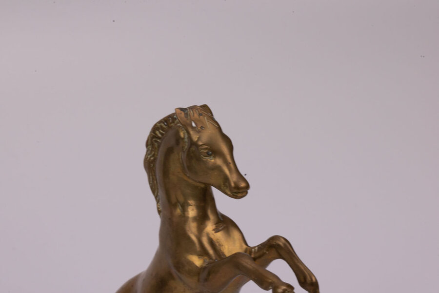 Beau cheval sur ses 2 pattes arrière en laiton. 