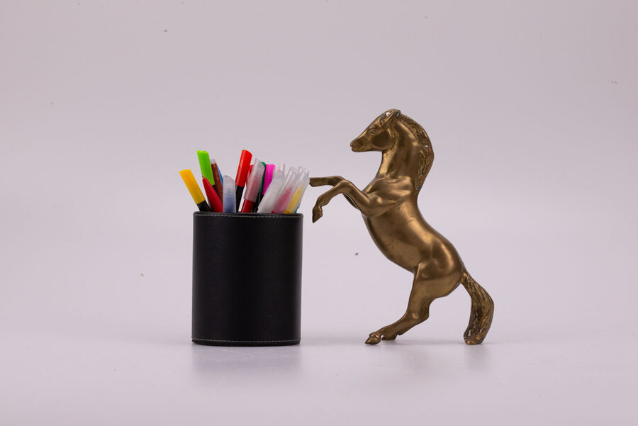 Beau cheval sur ses 2 pattes arrière en laiton. 