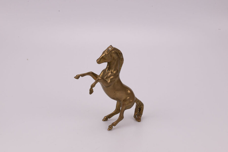 Beau cheval sur ses 2 pattes arrière en laiton. 