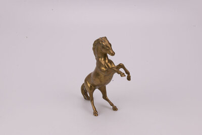 Beau cheval sur ses 2 pattes arrière en laiton. 
