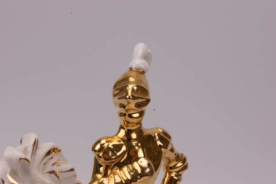 La majesté d'un cavalier sur sa monture figée dans de la porcelaine