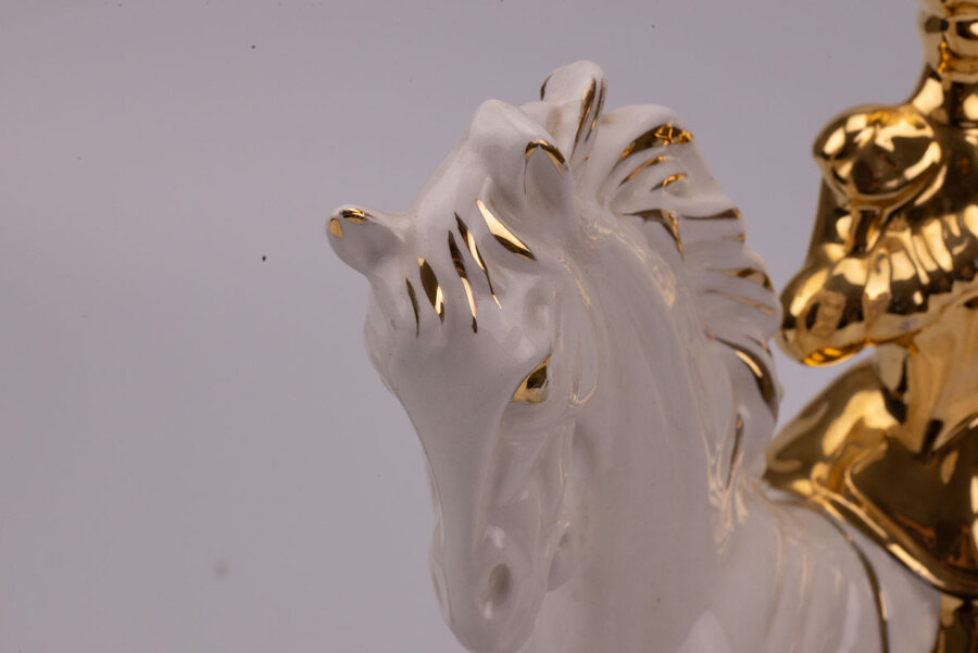Cavalier sur son cheval en porcelaine