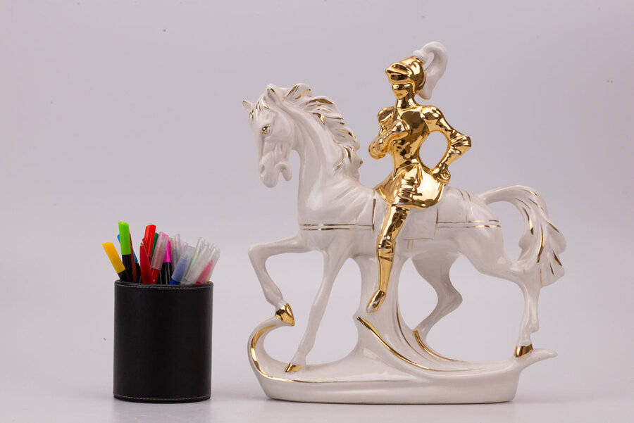 Cavalier sur son cheval en porcelaine