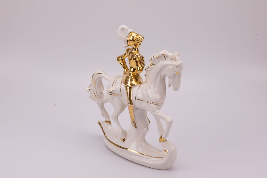 La majesté d'un cavalier sur sa monture figée dans de la porcelaine