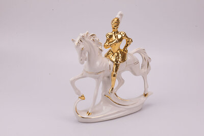 La majesté d'un cavalier sur sa monture figée dans de la porcelaine