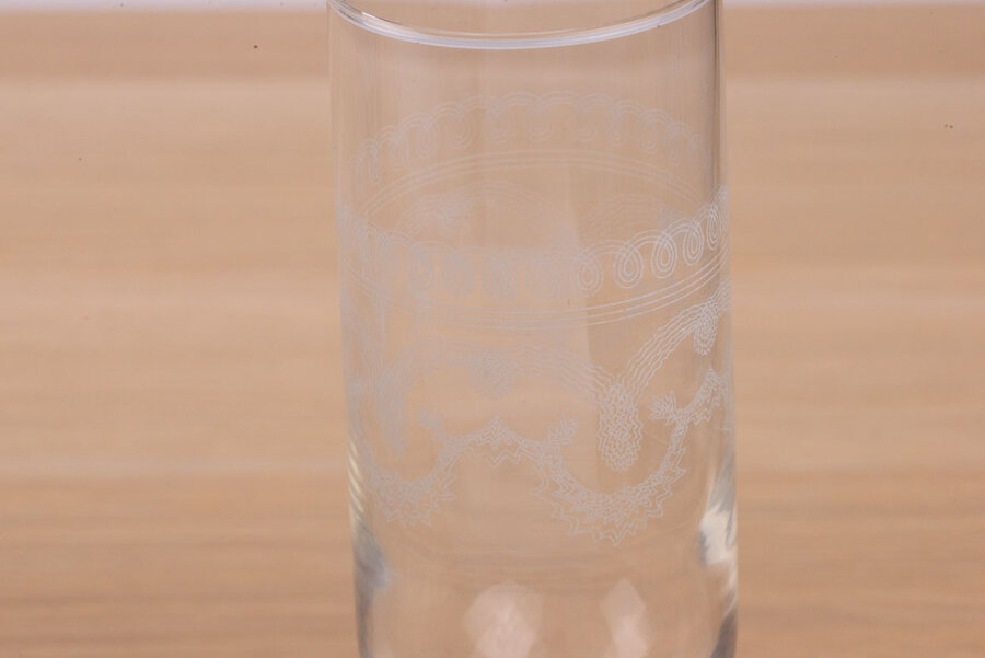 6 flutes à champagne en verre avec décor gravé