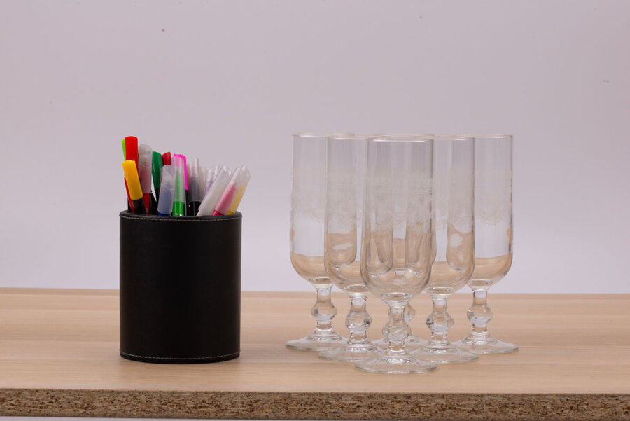 6 flutes à champagne en verre avec décor gravé