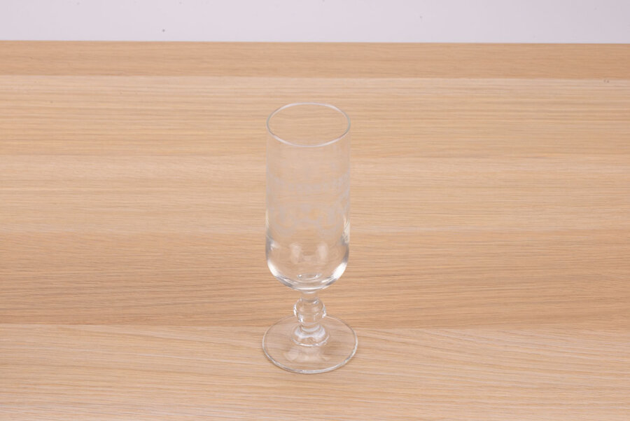 6 flutes à champagne en verre avec décor gravé