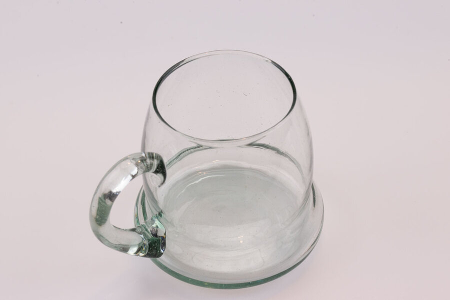 Cette imposante chope en verre avec sa capacité généreuse et sa silhouette robuste n'attend plus qu'à pouvoir reprendre du service. 