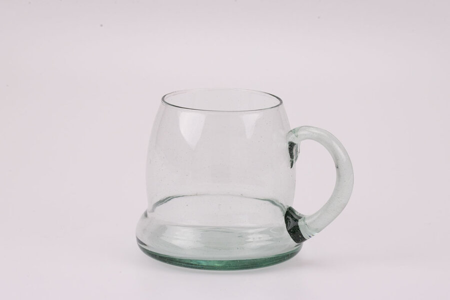 Cette imposante chope en verre avec sa capacité généreuse et sa silhouette robuste n'attend plus qu'à pouvoir reprendre du service. 