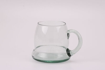 Cette imposante chope en verre avec sa capacité généreuse et sa silhouette robuste n'attend plus qu'à pouvoir reprendre du service. 