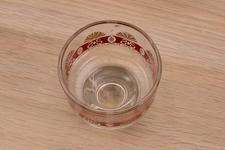 6 petits verres dorés et rouges