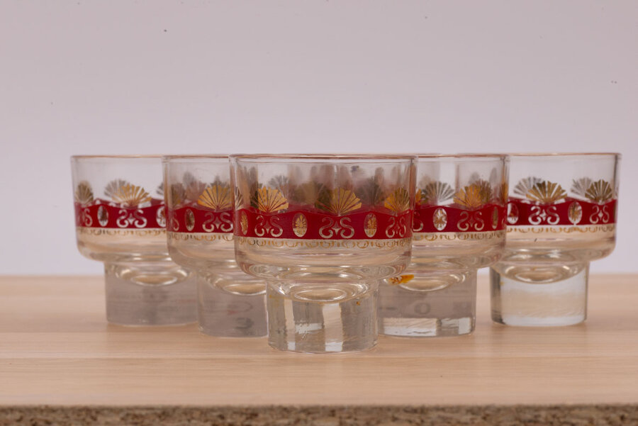 6 petits verres dorés et rouges