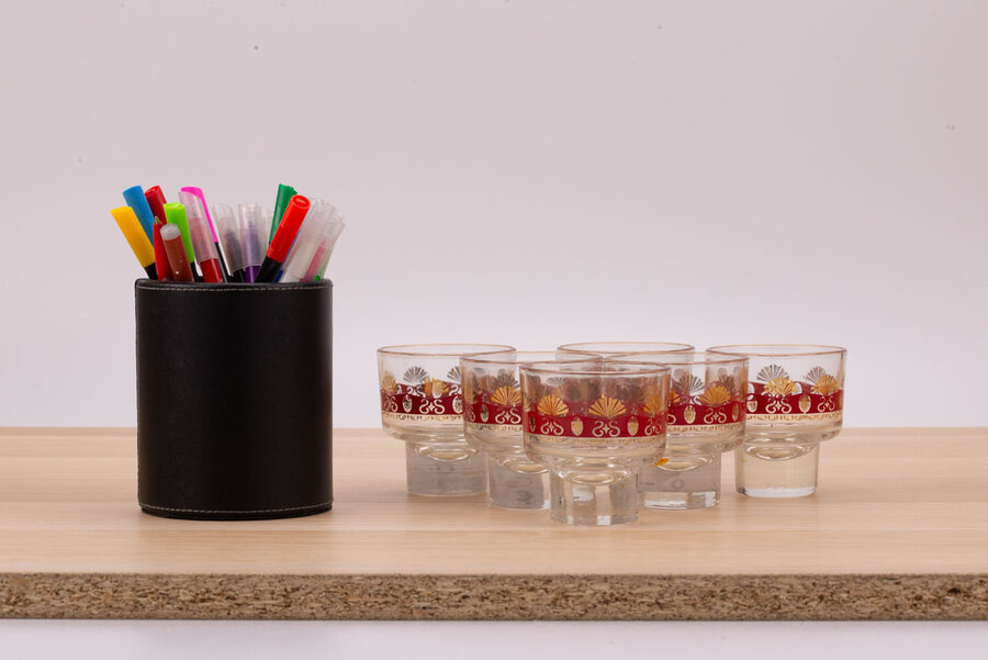 6 petits verres dorés et rouges