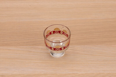 6 petits verres dorés et rouges