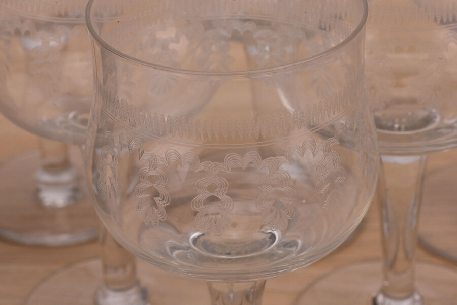 8 grands verres à vin anciens