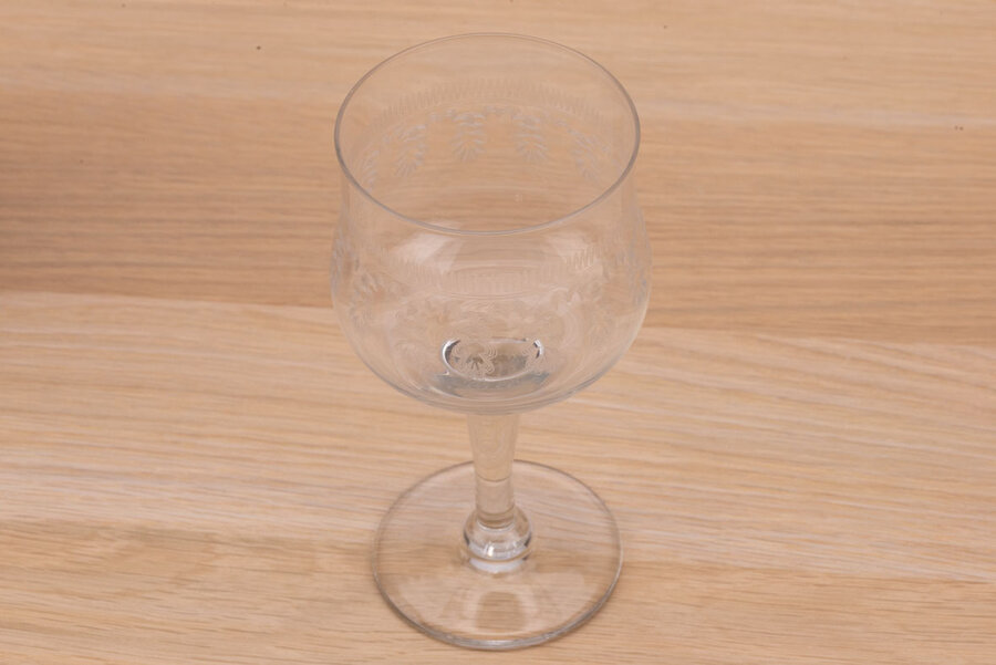 Ensemble de 8 très beaux verres anciens au design raffiné