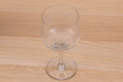 Ensemble de 8 très beaux verres anciens au design raffiné