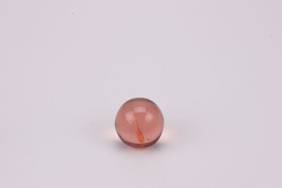 Boule de sulfure en verre, représentant un tourbillon d'une couleur rose délicat. 
