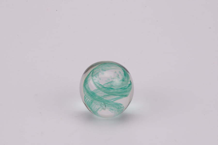 Boule de sulfure en verre, représentant un tourbillon vert. 