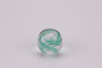 Boule de sulfure en verre, représentant un tourbillon vert. 